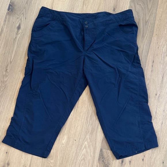 Columbia Women’s Navy Capris – Size Large - Picture 1 of 6